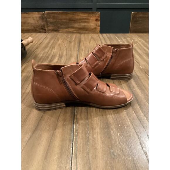 Miz Mooz Dewdrop Leather Sandals - Picture 7 of 10